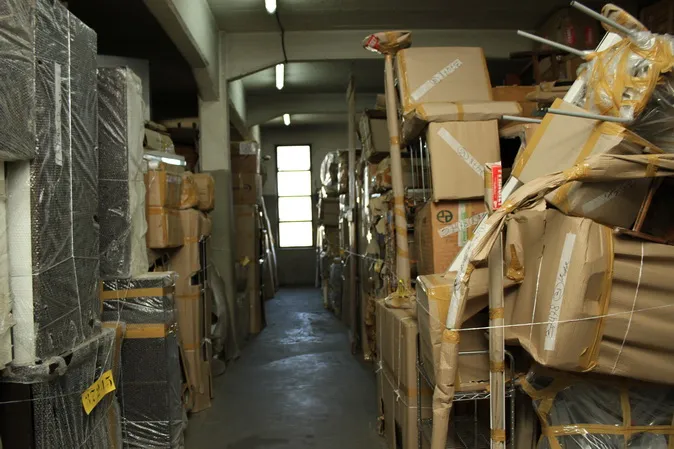 Muebles embalados y guardados en una planta del guardamuebles
