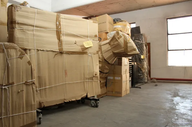 Muebles envueltos sobre carros, listos para guardar