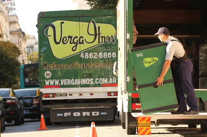 Operarios de Verga Hnos cargando muebles embalados en un camión