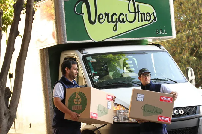 Operarios de Verga Hnos trasladando cajas con cuidado